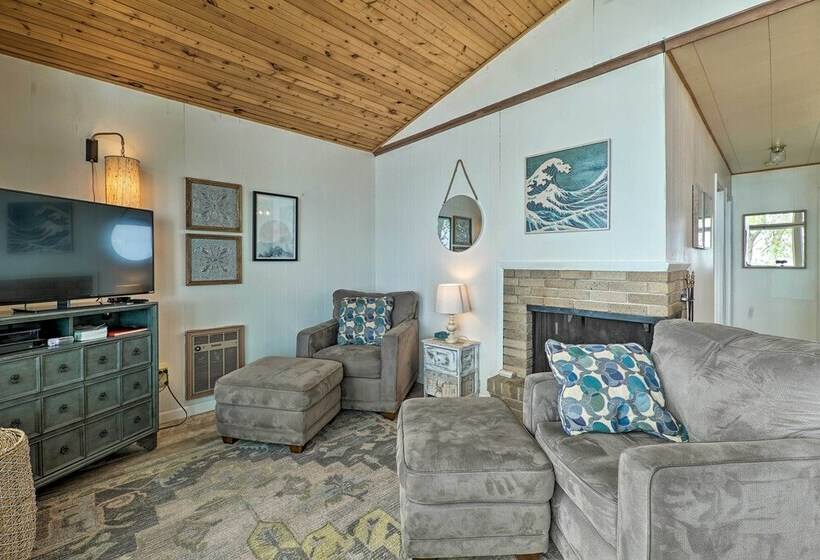 Lakefront Cottage Near Wineries + State Parks!