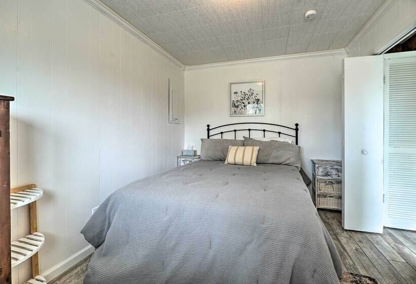 Lakefront Cottage Near Wineries + State Parks!