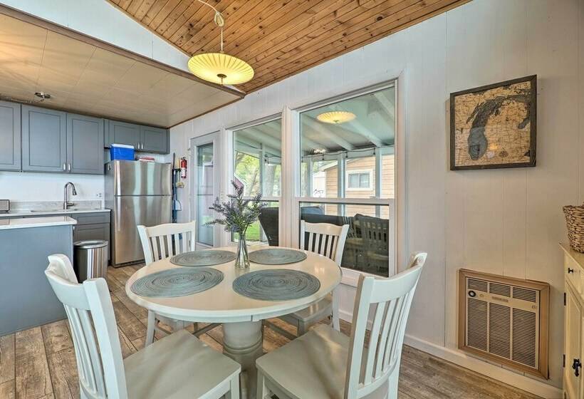 Lakefront Cottage Near Wineries + State Parks!