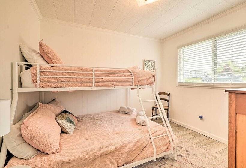 Lakefront Cottage Near Wineries + State Parks!