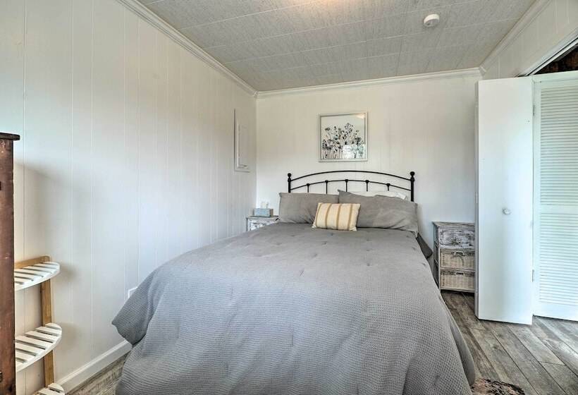 Lakefront Cottage Near Wineries + State Parks!