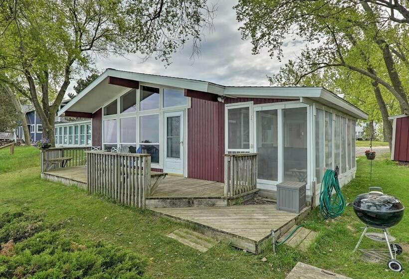 Lakefront Cottage Near Wineries + State Parks!