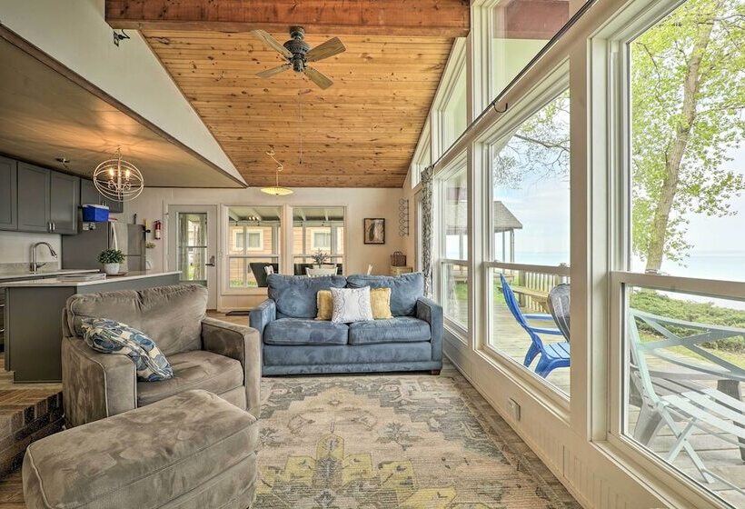 Lakefront Cottage Near Wineries + State Parks!