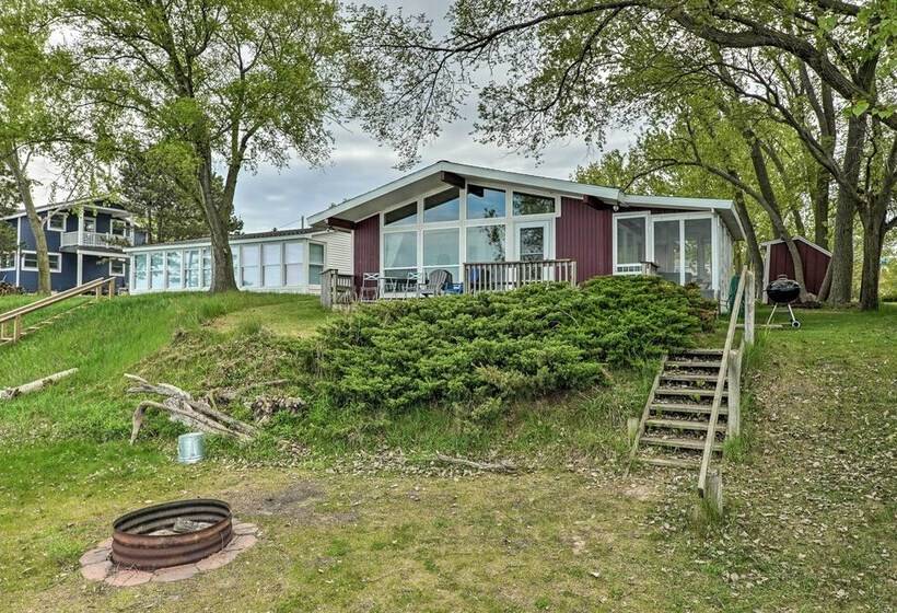 Lakefront Cottage Near Wineries + State Parks!