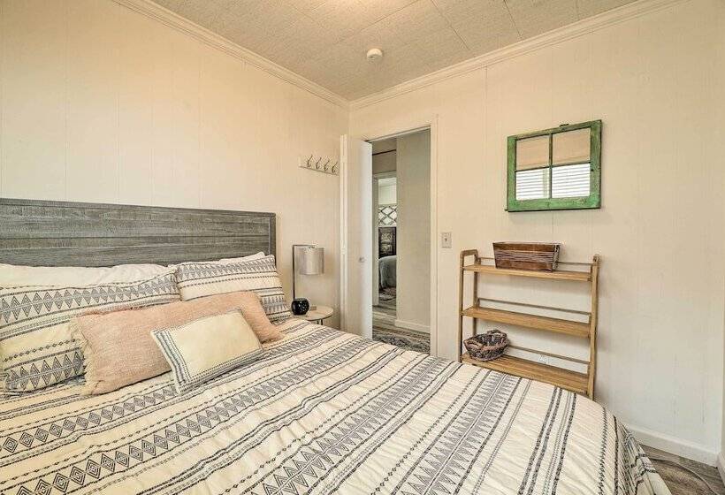 Lakefront Cottage Near Wineries + State Parks!