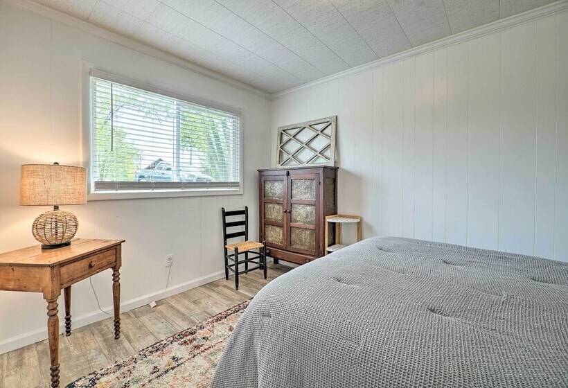 Lakefront Cottage Near Wineries + State Parks!