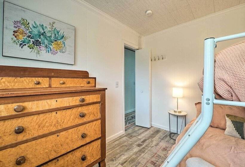 Lakefront Cottage Near Wineries + State Parks!