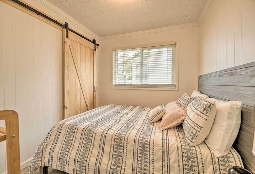 Lakefront Cottage Near Wineries + State Parks!