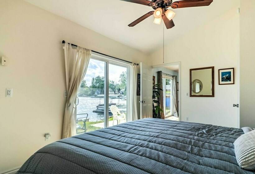 Lakefront Home: Tiki Bar, Bbq, & Fire Pit!