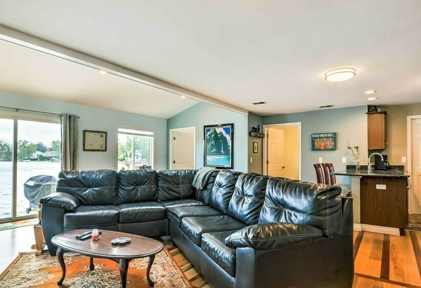 Lakefront Home: Tiki Bar, Bbq, & Fire Pit!