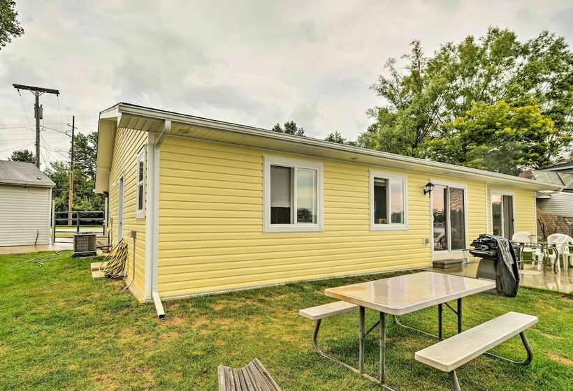 Lakefront Home: Tiki Bar, Bbq, & Fire Pit!