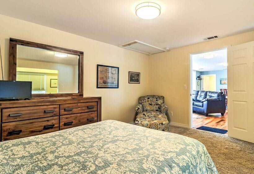 Lakefront Home: Tiki Bar, Bbq, & Fire Pit!