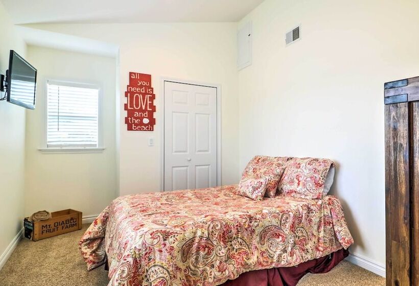 Lakefront Home: Tiki Bar, Bbq, & Fire Pit!