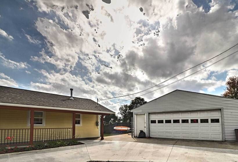 Lakefront Home: Tiki Bar, Bbq, & Fire Pit!