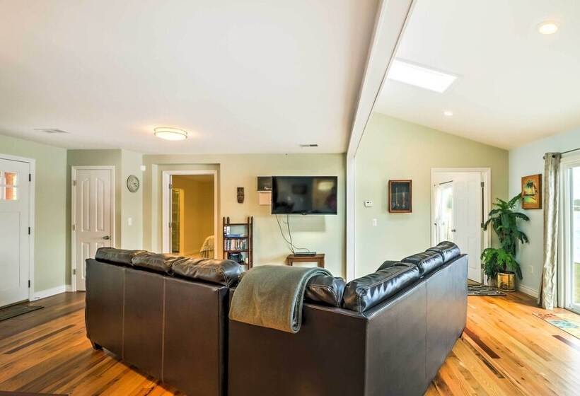 Lakefront Home: Tiki Bar, Bbq, & Fire Pit!