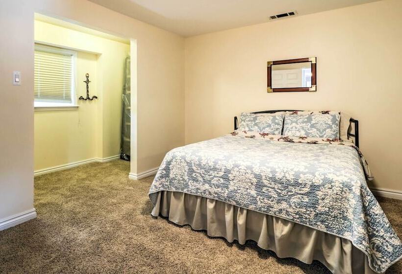 Lakefront Home: Tiki Bar, Bbq, & Fire Pit!