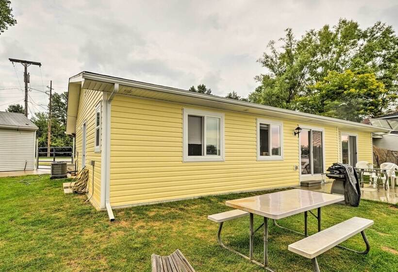 Lakefront Home: Tiki Bar, Bbq, & Fire Pit!