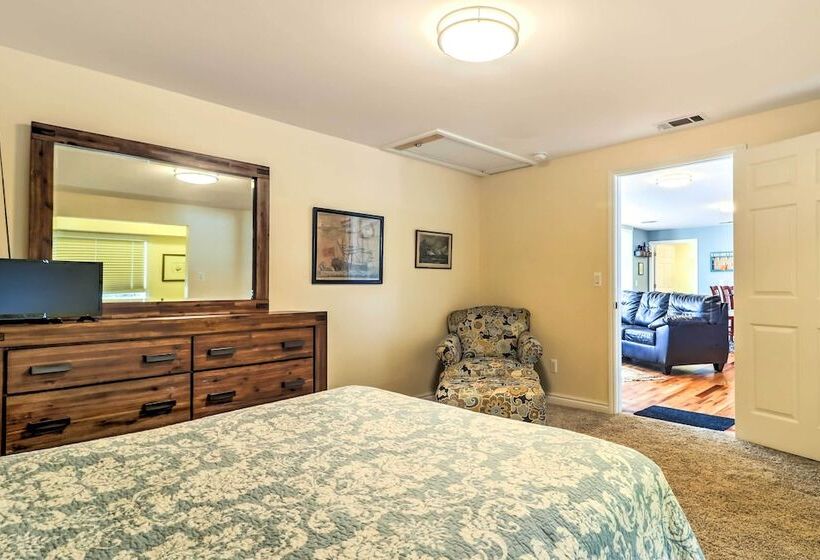 Lakefront Home: Tiki Bar, Bbq, & Fire Pit!