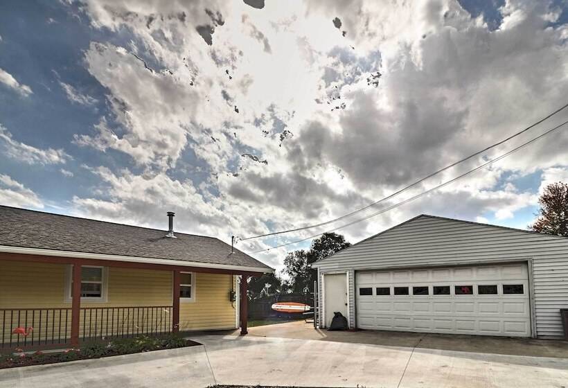 Lakefront Home: Tiki Bar, Bbq, & Fire Pit!