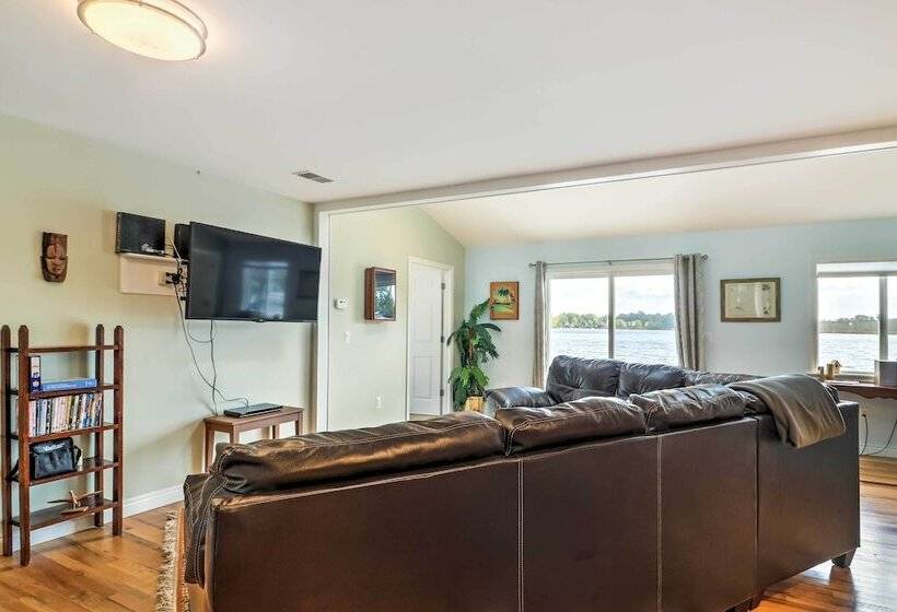 Lakefront Home: Tiki Bar, Bbq, & Fire Pit!