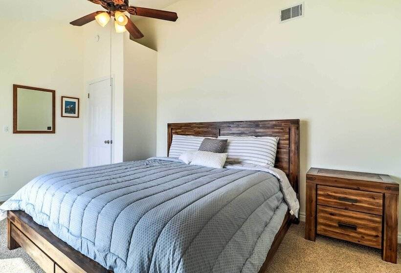 Lakefront Home: Tiki Bar, Bbq, & Fire Pit!