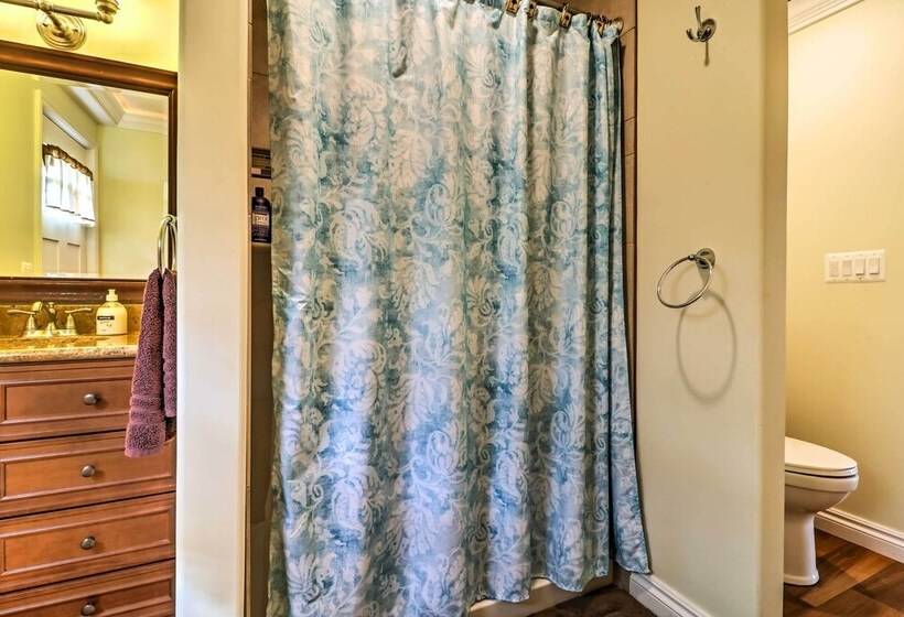 Lakefront Home: Tiki Bar, Bbq, & Fire Pit!