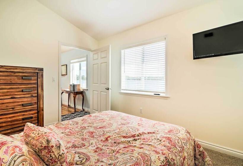 Lakefront Home: Tiki Bar, Bbq, & Fire Pit!