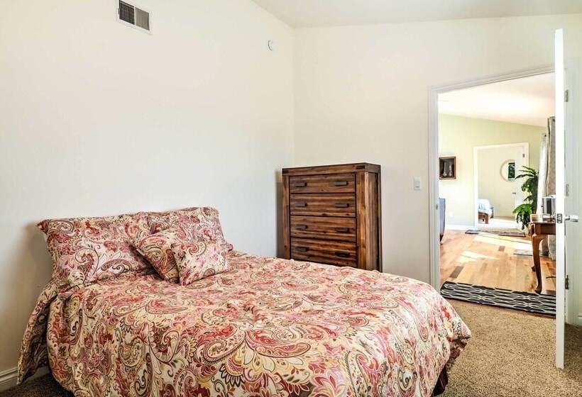 Lakefront Home: Tiki Bar, Bbq, & Fire Pit!