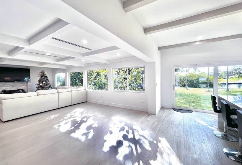 Lakefront House: Hot Tub & Golf Course Views!