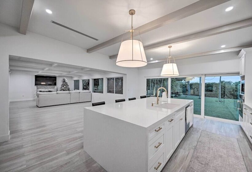 Lakefront House: Hot Tub & Golf Course Views!