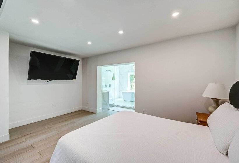 Lakefront House: Hot Tub & Golf Course Views!