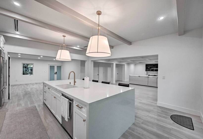 Lakefront House: Hot Tub & Golf Course Views!