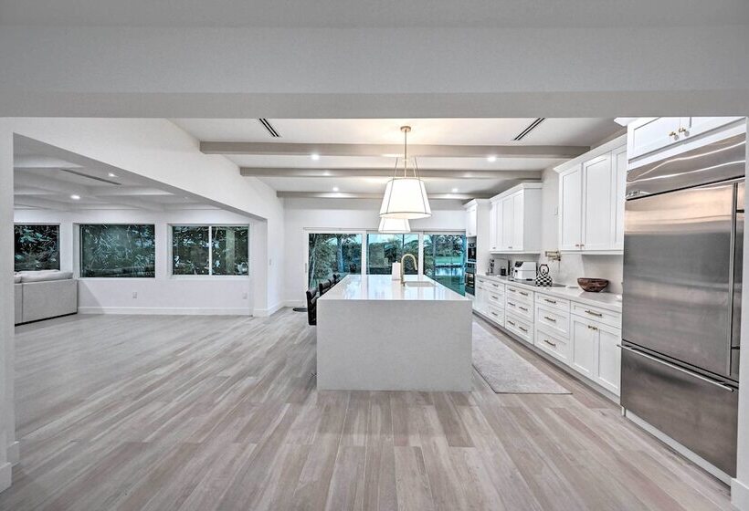 Lakefront House: Hot Tub & Golf Course Views!