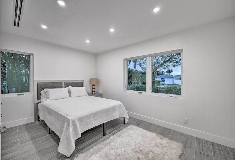 Lakefront House: Hot Tub & Golf Course Views!