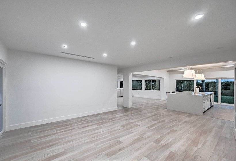 Lakefront House: Hot Tub & Golf Course Views!