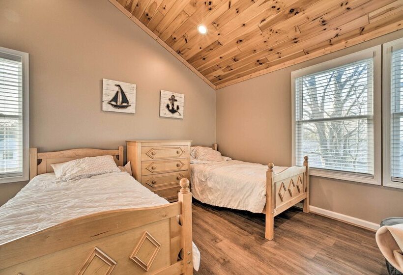 Lakefront Lexington Escape: Steps To Beach!