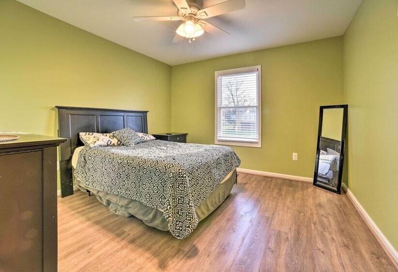 Lakefront Lexington Escape: Steps To Beach!