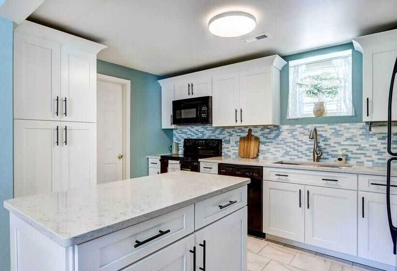 Dock + Kayaks: Lakefront Retreat In Sunrise Beach