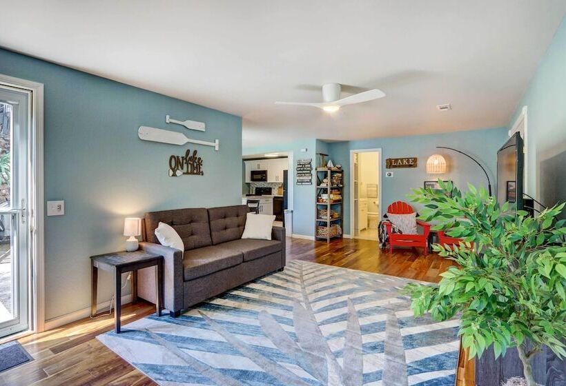 Dock + Kayaks: Lakefront Retreat In Sunrise Beach