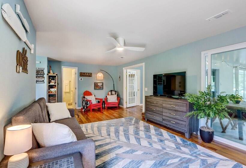 Dock + Kayaks: Lakefront Retreat In Sunrise Beach