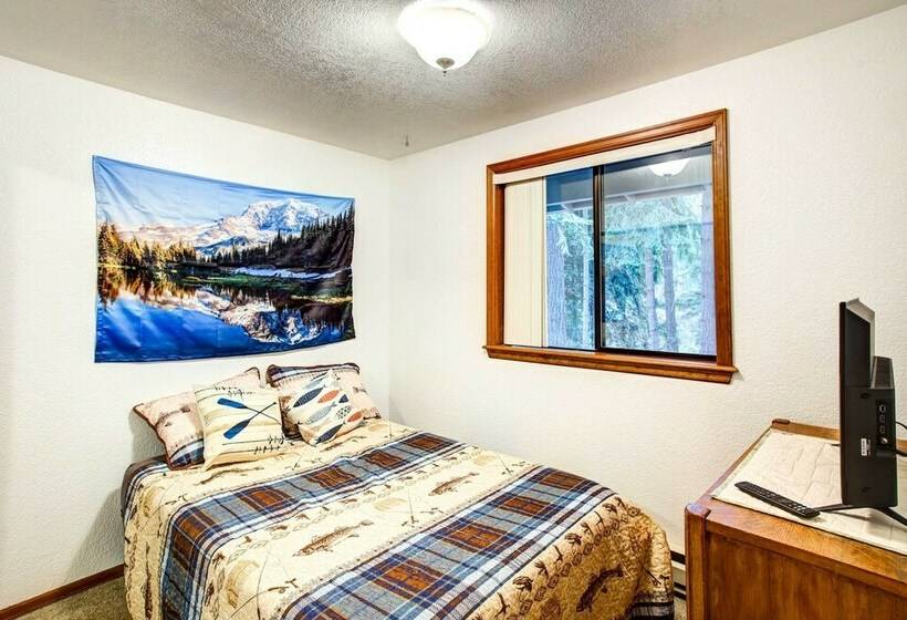 Lakefront Yelm Home: Lake Views + Pet Friendly!