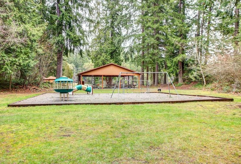 Lakefront Yelm Home: Lake Views + Pet Friendly!