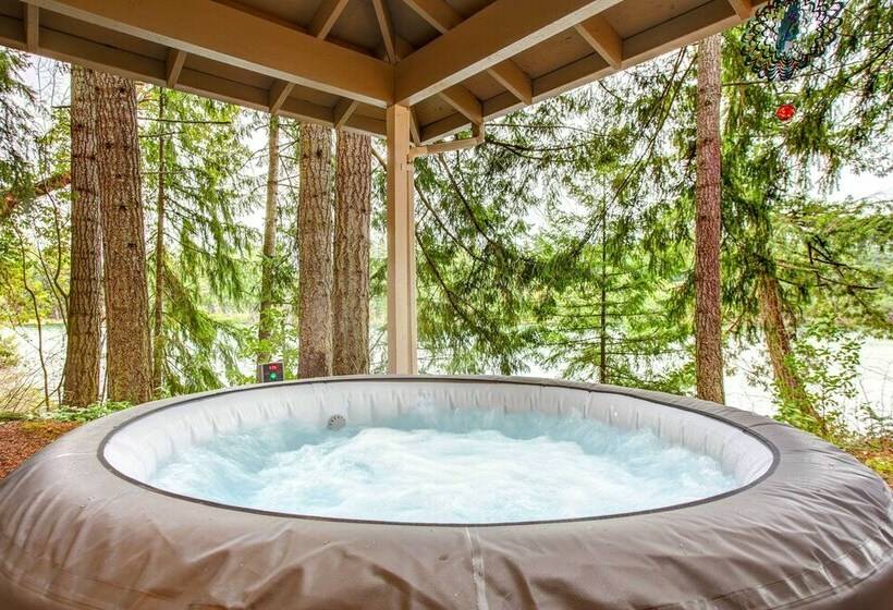 Lakefront Yelm Home: Lake Views + Pet Friendly!