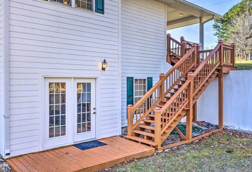 Lake Cumberland Retreat W/ Deck & Views!