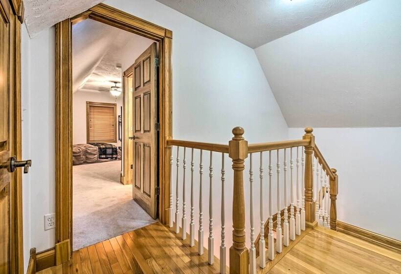 Lake Cumberland Retreat W/ Deck & Views!