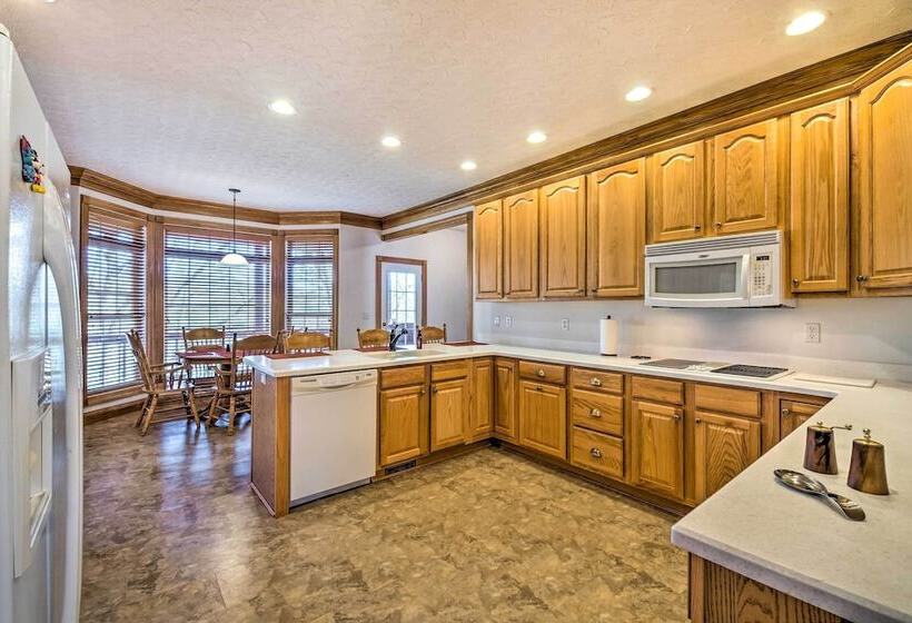 Lake Cumberland Retreat W/ Deck & Views!