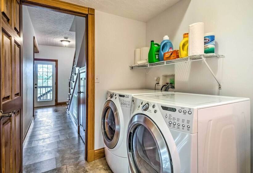 Lake Cumberland Retreat W/ Deck & Views!