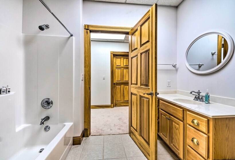 Lake Cumberland Retreat W/ Deck & Views!