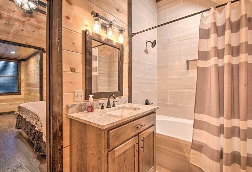 Large Upscale Cabin: Hot Tub, Fire Pit, Pool Table