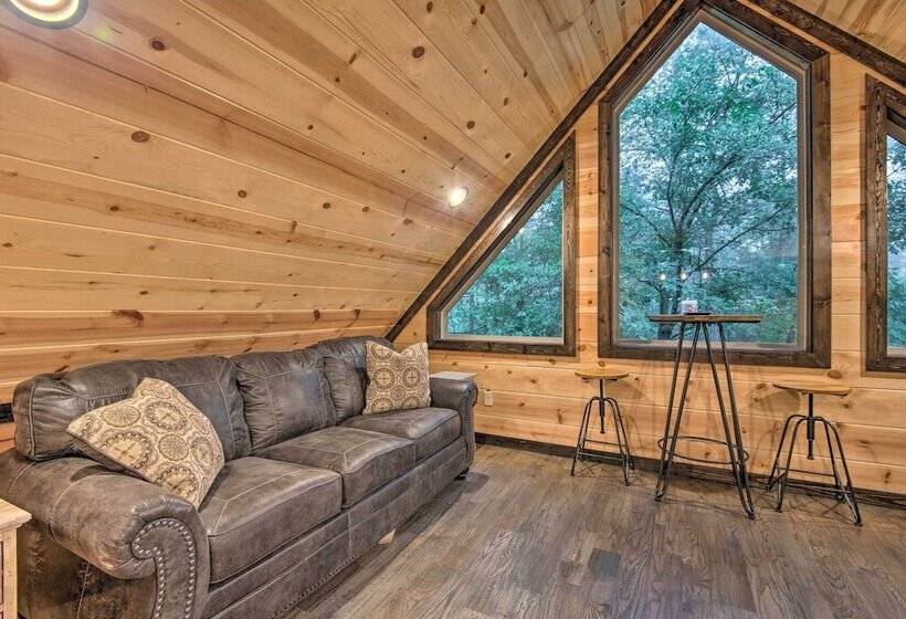 Large Upscale Cabin: Hot Tub, Fire Pit, Pool Table